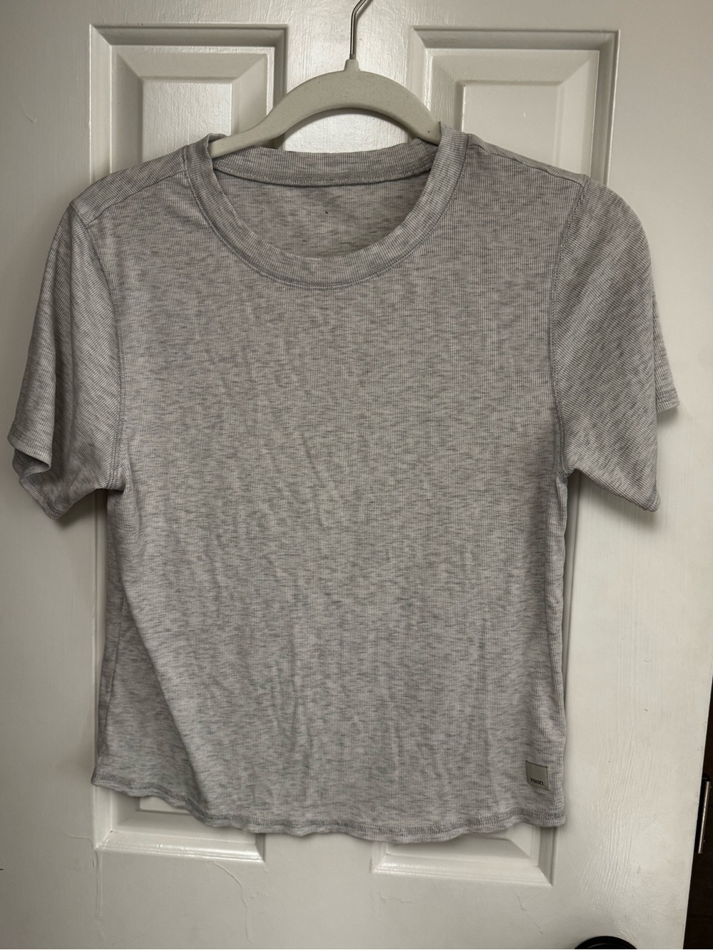 Vuori Heather Light Gray Pose fitted Tee